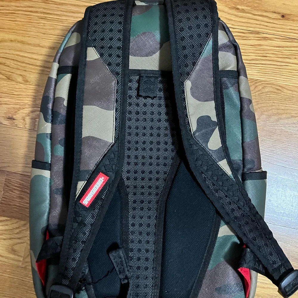 Backpack - Picture 2 of 8